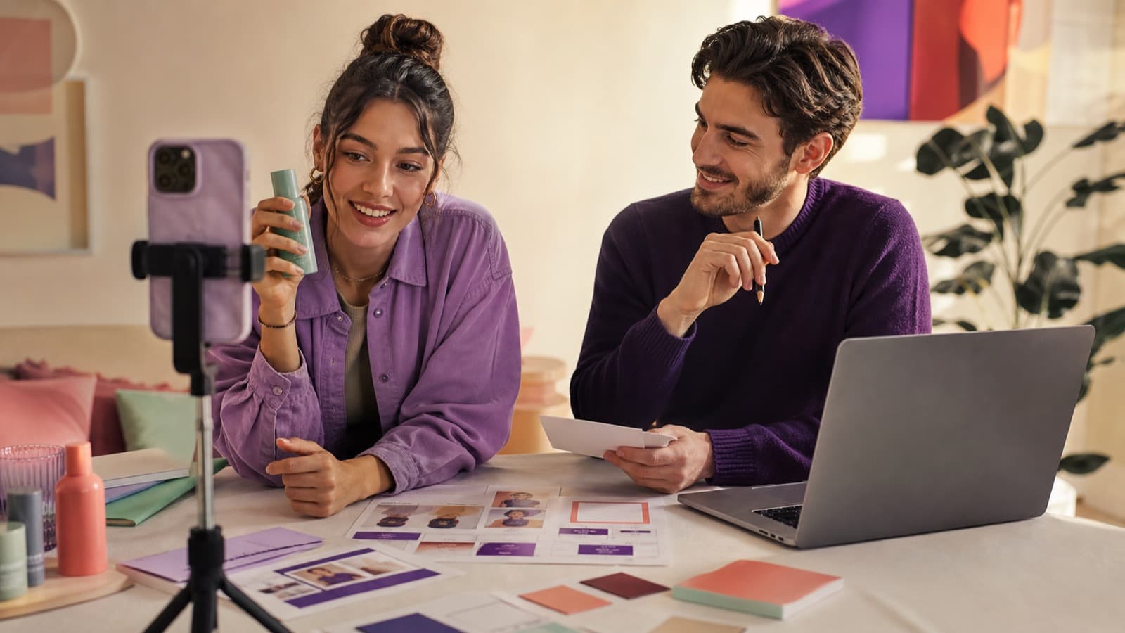 Creadora y estratega de marca preparando un video de producto para una campaña de colaboración