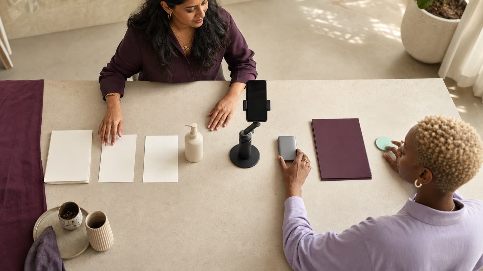 Empresa y creador recorren sobre una mesa las etapas de solicitud, grabación, entrega, contrato y aprobación.