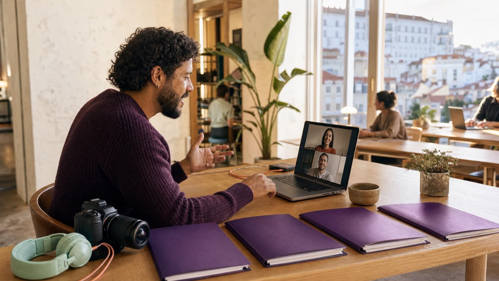 Editor de video conversa con clientes recurrentes mientras organiza entregas mensuales