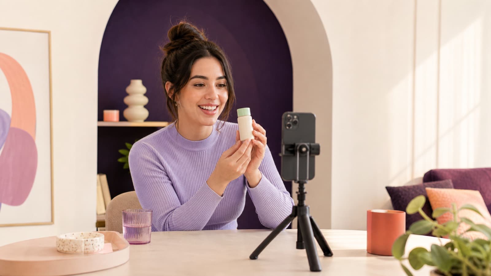 Creadora grabando una demostración de producto con su teléfono en un estudio doméstico