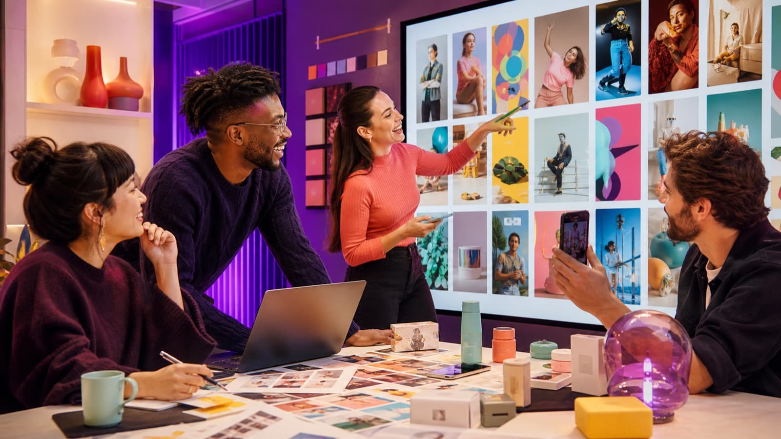 Equipo internacional seleccionando creadores y planeando una campaña de videos verticales
